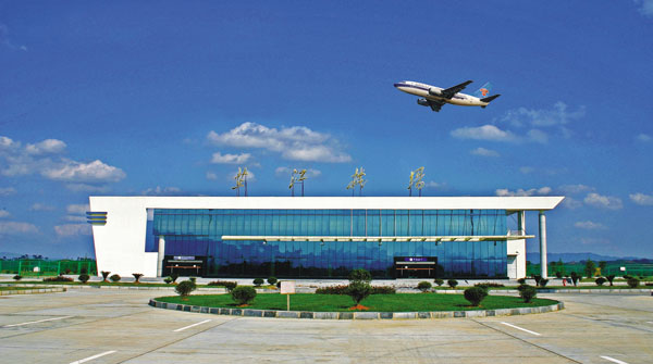 冷落的芷江机场 巨亏闲置仍在不断扩建