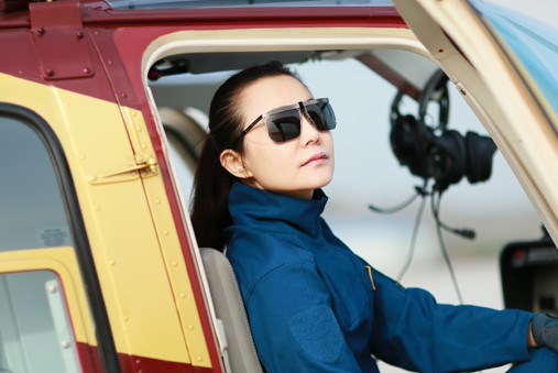 韦嘉:国内演艺界第一个获得直升机驾照