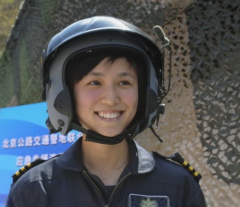 最漂亮的女救助飞行员:上海85后美女宋寅