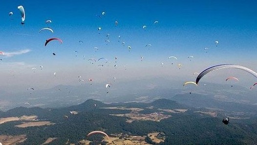 御风而行 翱翔天空:世界三大滑翔伞圣地