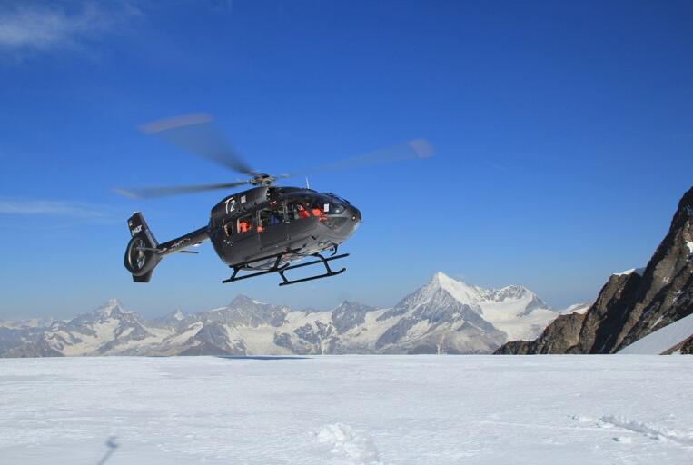 H145直升机降落在雪地中