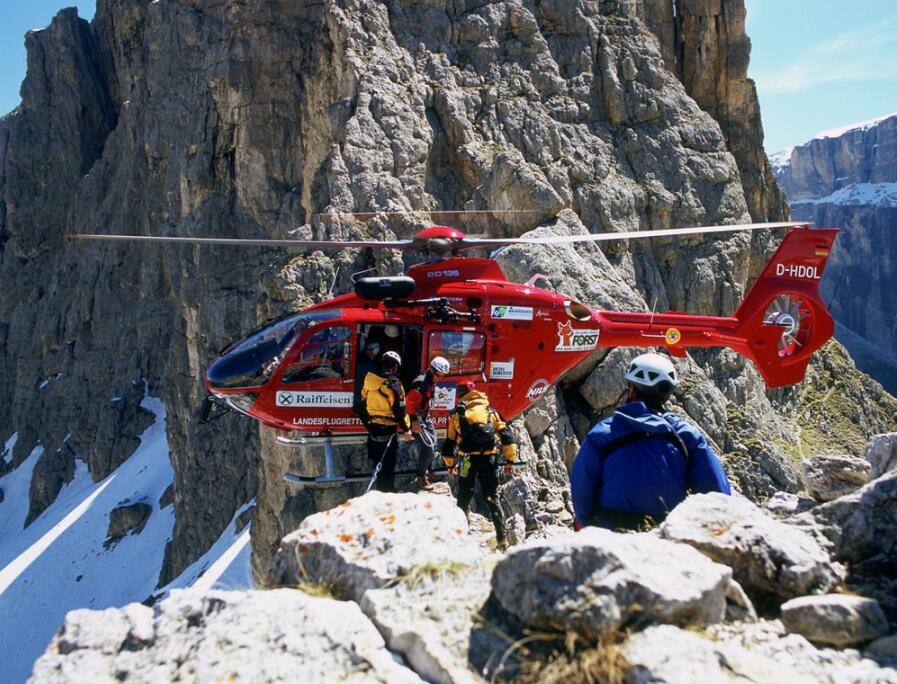 H135直升机在山中降落