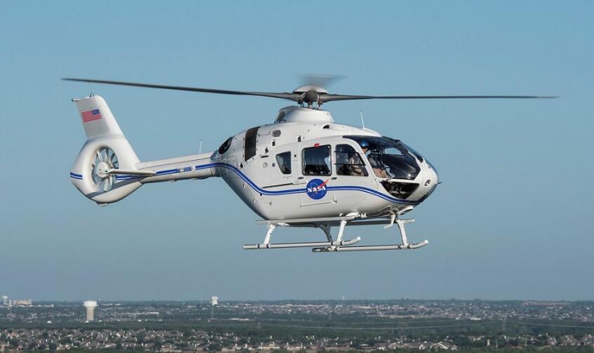 蓝天下的H135直升机