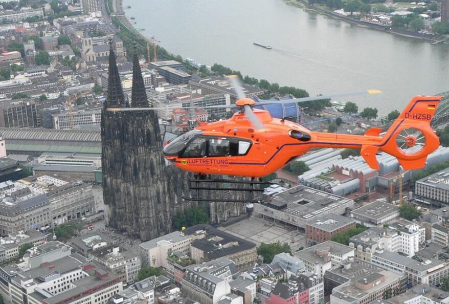 城市上空的H135直升机