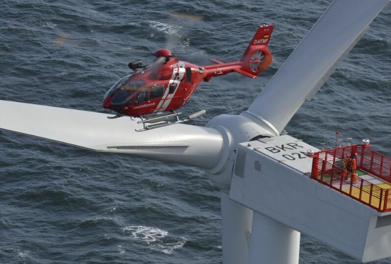 H135直升机降落在海面风力发电机上