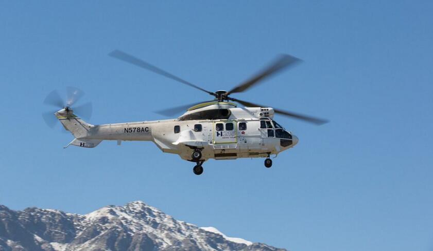 H215直升机在山中飞行