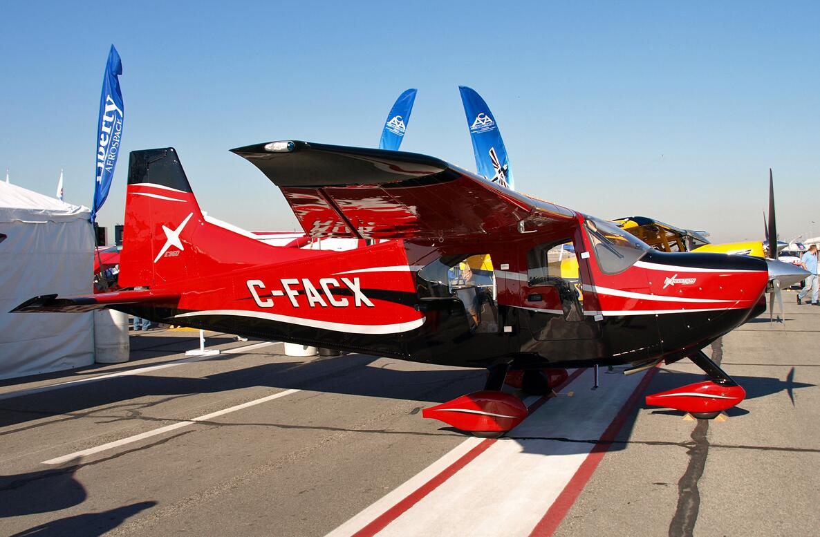 红色的E-350 Expedition飞机的侧面照