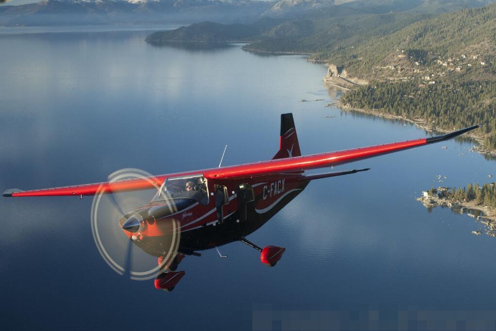 在湖面上飞行的E-350 Expedition飞机