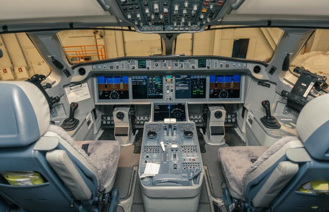 A220-100飞机的驾驶舱